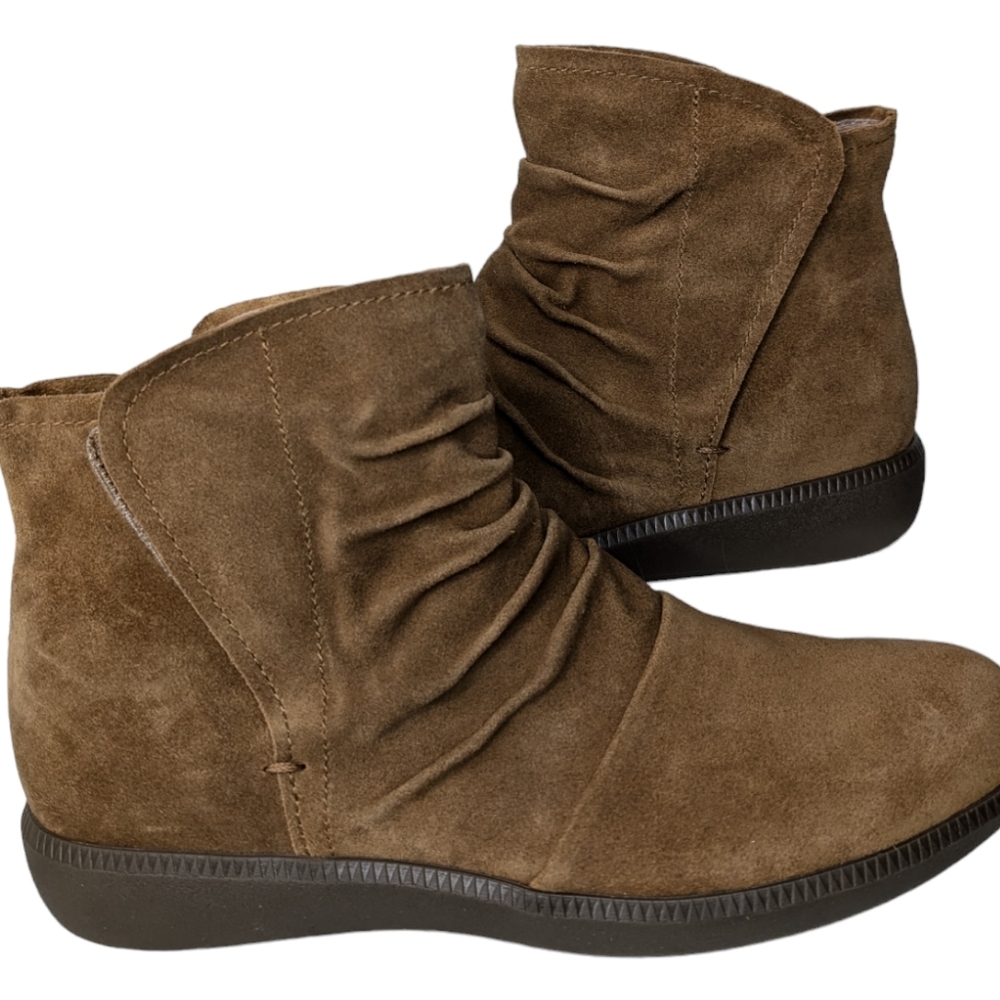 Munro Scout  Boot in Toasted Sesame Suede Boot..Size 10